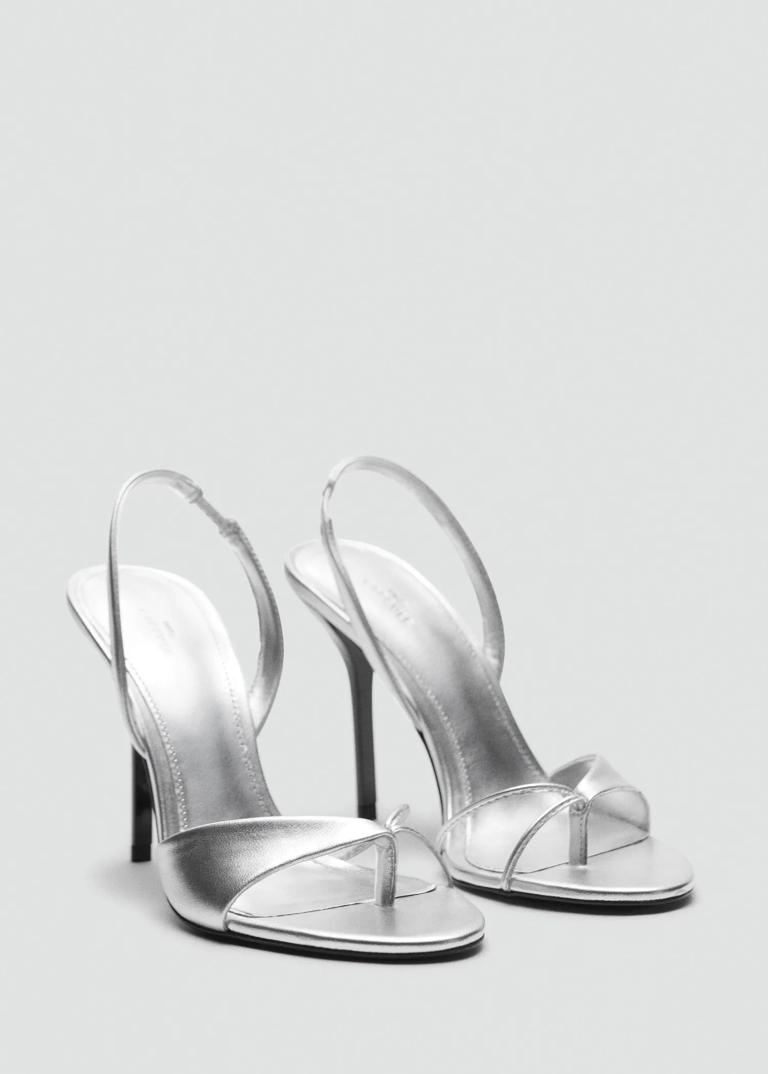 Leather sandals with contrasting heels