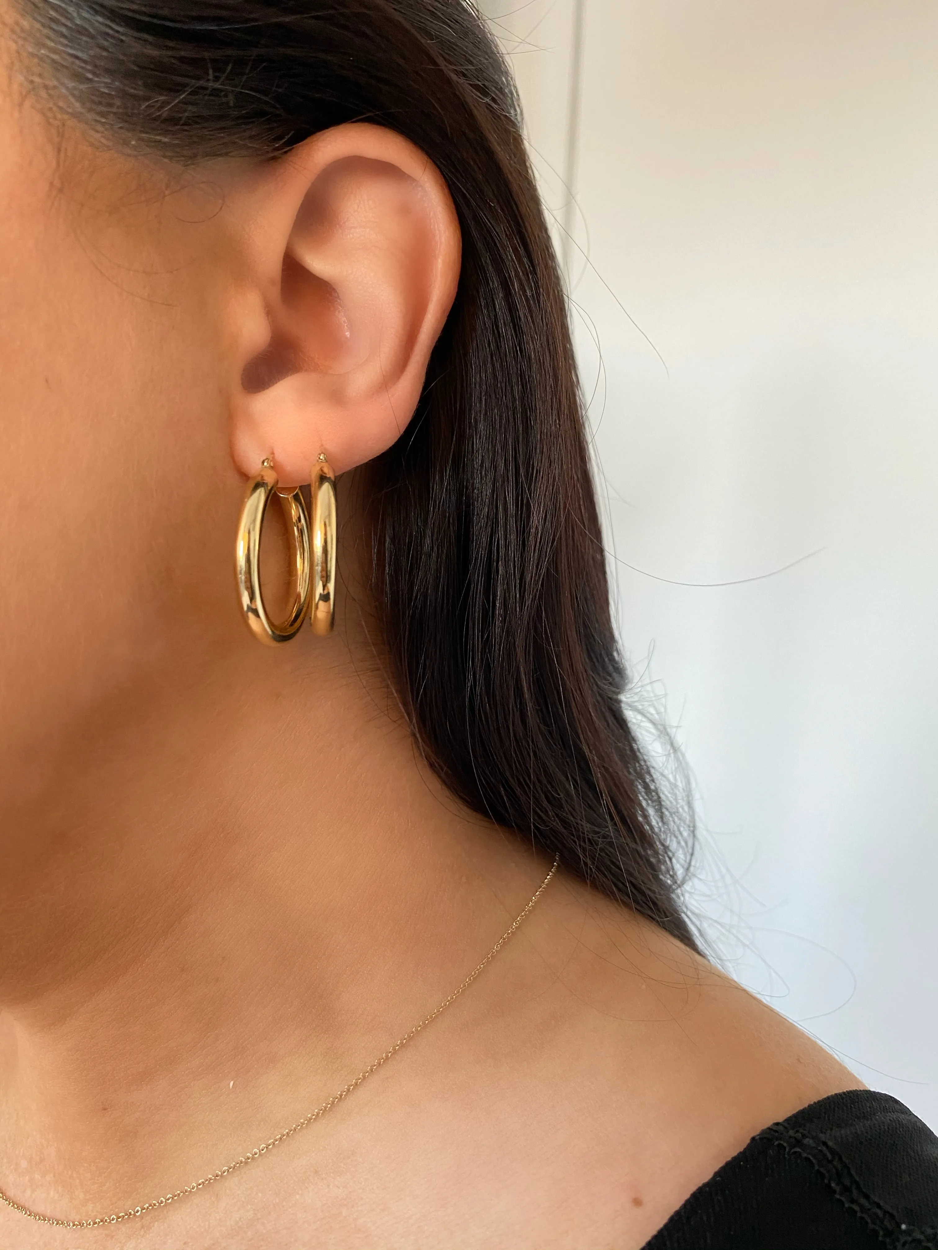 Medium Bold Gold Lightweight Hoops