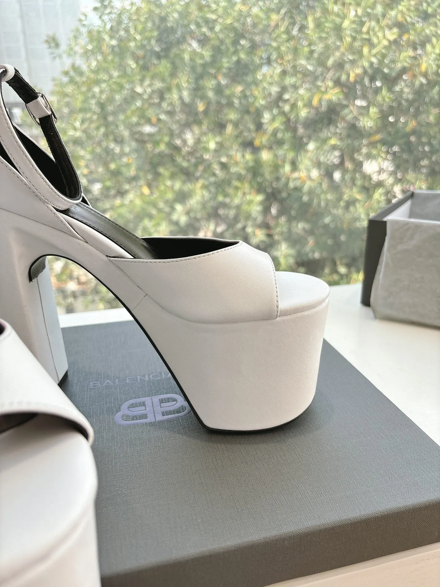 PLATFORM ANKLE STRAP HEELS IN WHITE SMOOTH CALFSKIN
