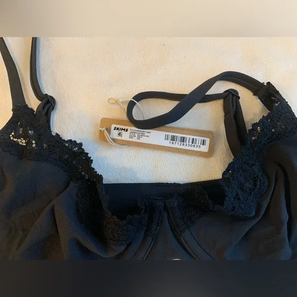 Skims Fits Everybody Lace Underwire Bra color Onyx size 34C NWT